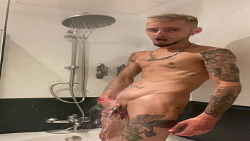 Trailer alex black se masturba en la ducha del hotel y se corre enormemente