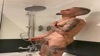 Trailer alex black se masturba en la ducha del hotel y se corre enormemente