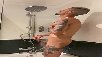 Trailer alex black se masturba en la ducha del hotel y se corre enormemente