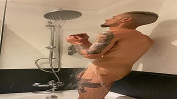 Trailer alex black se masturba en la ducha del hotel y se corre enormemente