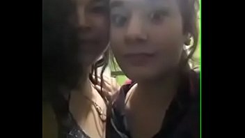 Amigas Besándose thumbnail