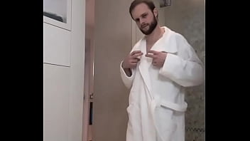 Réveil en douceur ou tu veux que je te mette au défi de me rejoindre sous cette robe de chambre rien à c