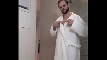 Réveil en douceur ou tu veux que je te mette au défi de me rejoindre sous cette robe de chambre rien à c