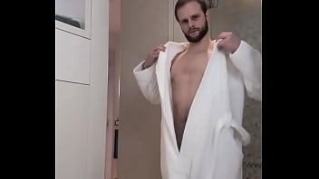 Réveil en douceur ou tu veux que je te mette au défi de me rejoindre sous cette robe de chambre rien à c