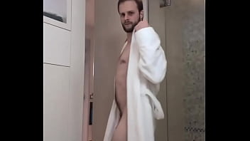 Réveil en douceur ou tu veux que je te mette au défi de me rejoindre sous cette robe de chambre rien à c