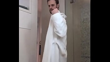 Réveil en douceur ou tu veux que je te mette au défi de me rejoindre sous cette robe de chambre rien à c Réveil en douceur ou tu veux que je te mette au défi de me rejoindre sous cette robe de chambre rien à c