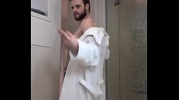 Réveil en douceur ou tu veux que je te mette au défi de me rejoindre sous cette robe de chambre rien à c Réveil en douceur ou tu veux que je te mette au défi de me rejoindre sous cette robe de chambre rien à c