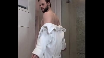 Réveil en douceur ou tu veux que je te mette au défi de me rejoindre sous cette robe de chambre rien à c