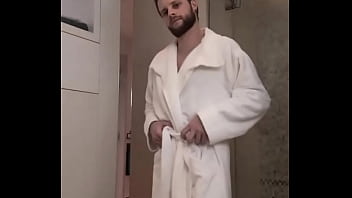 Réveil en douceur ou tu veux que je te mette au défi de me rejoindre sous cette robe de chambre rien à c