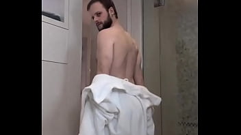 Réveil en douceur ou tu veux que je te mette au défi de me rejoindre sous cette robe de chambre rien à c