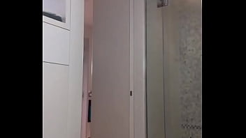 Réveil en douceur ou tu veux que je te mette au défi de me rejoindre sous cette robe de chambre rien à c