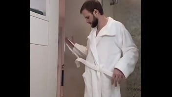 Réveil en douceur ou tu veux que je te mette au défi de me rejoindre sous cette robe de chambre rien à c