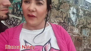 Curtindo a estrada aparece um macho na praia para uma carona ate o anoitecer