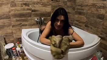 Preview milfycalla pee play in bathtub while wearing a fur coat and pantyhose 198