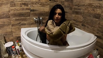 Preview milfycalla pee play in bathtub while wearing a fur coat and pantyhose 198