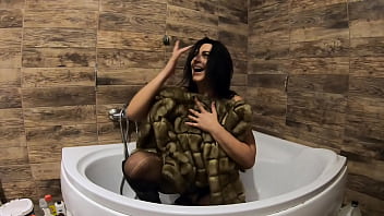 Preview milfycalla pee play in bathtub while wearing a fur coat and pantyhose 198