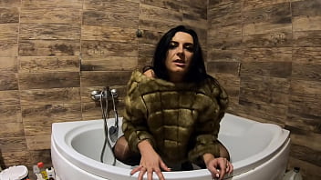 Preview milfycalla pee play in bathtub while wearing a fur coat and pantyhose 198