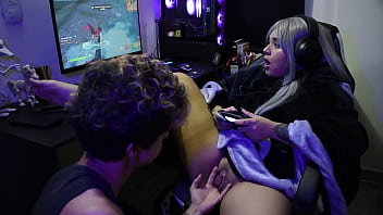 Puta otaku la follan mientras juega fortnite