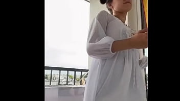 Jovencita en traje blanco