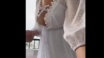 Jovencita en traje blanco