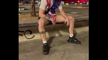 Mostrando A Bunda E O Pau Na Praça thumbnail