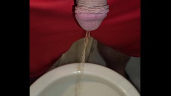 Kaso221 pissing in toilet