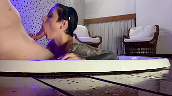 Cris bathory sendo enrabada na banheira de hidromassagem Cris bathory sendo enrabada na banheira de hidromassagem