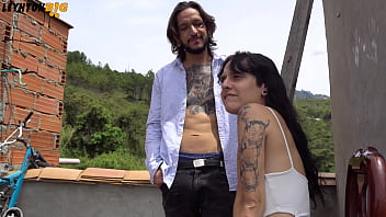 Me follo a mi vecina en la terraza cuando su marido no esta medellin de fondo nos ve follar