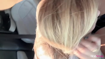 Gostosa safada chupa o pau do namorado na beira da estrada aline novak