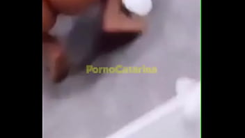 Rebolando na frente do espelho