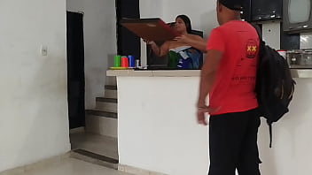 Repartido de pizza afortunado colombiana de gran culo se deja folla duro su coño con el viejo repartidor flaco
