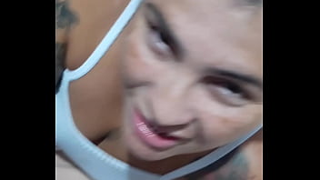 Chupei o pau do cara que está fazendo uns bicos aqui em casa fiquei com tesão mas lembrei que tô sem camisinha