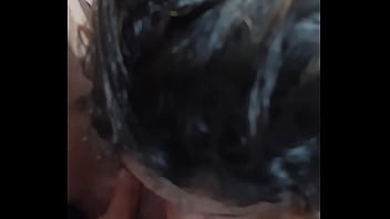 Chupei o pau do cara que está fazendo uns bicos aqui em casa fiquei com tesão mas lembrei que tô sem camisinha