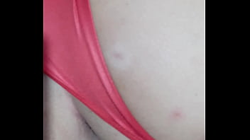 Chupei o pau do cara que está fazendo uns bicos aqui em casa fiquei com tesão mas lembrei que tô sem camisinha