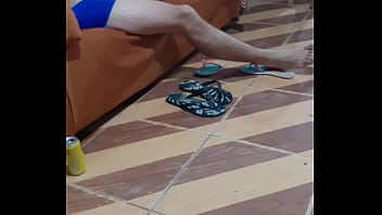 Chupei o pau do cara que está fazendo uns bicos aqui em casa fiquei com tesão mas lembrei que tô sem camisinha