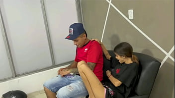 Mi hermanastro llega de visita y lo primero que quiere es follarme mi coño apretado historia completa