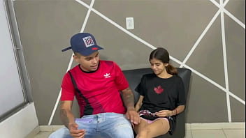 Mi hermanastro llega de visita y lo primero que quiere es follarme mi coño apretado historia completa