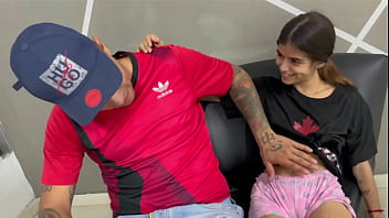 Mi hermanastro llega de visita y lo primero que quiere es follarme mi coño apretado historia completa