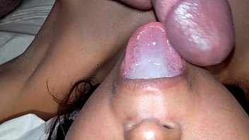 Dando leitinho na boca da namorada