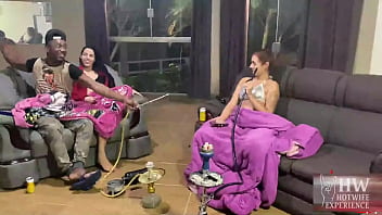 Marido anão foi dormir e negão pauzudo passou a vara nas 2 gostosas safadas o jefão nao perdoa ninguem