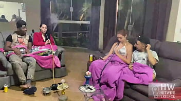 Marido anão foi dormir e negão pauzudo passou a vara nas 2 gostosas safadas o jefão nao perdoa ninguem