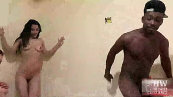 Marido anão foi dormir e negão pauzudo passou a vara nas 2 gostosas safadas o jefão nao perdoa ninguem Marido anão foi dormir e negão pauzudo passou a vara nas 2 gostosas safadas o jefão nao perdoa ninguem