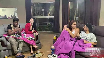 Marido anão foi dormir e negão pauzudo passou a vara nas 2 gostosas safadas o jefão nao perdoa ninguem