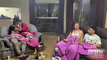 Marido anão foi dormir e negão pauzudo passou a vara nas 2 gostosas safadas o jefão nao perdoa ninguem