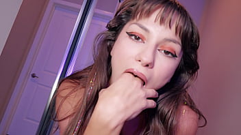 Naughty babe dakota quinn gets her ass plugged for the first time