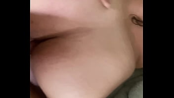 Pegando a namorada gordinha e enchendo ela de creampie