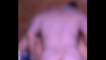 La madre de su amiga se acercó lentamente despertando en él una atracción irresistible