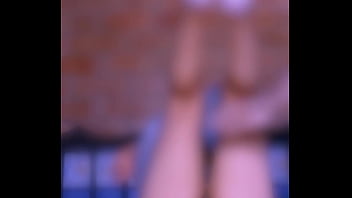 La madre de su amiga se acercó lentamente despertando en él una atracción irresistible