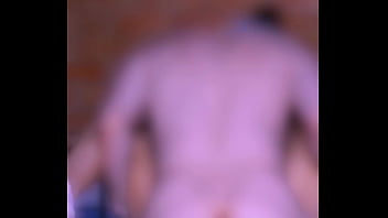 La madre de su amiga se acercó lentamente despertando en él una atracción irresistible