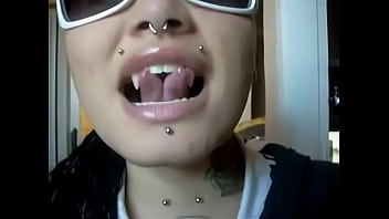 Gespaltene zunge piercings & tattoos